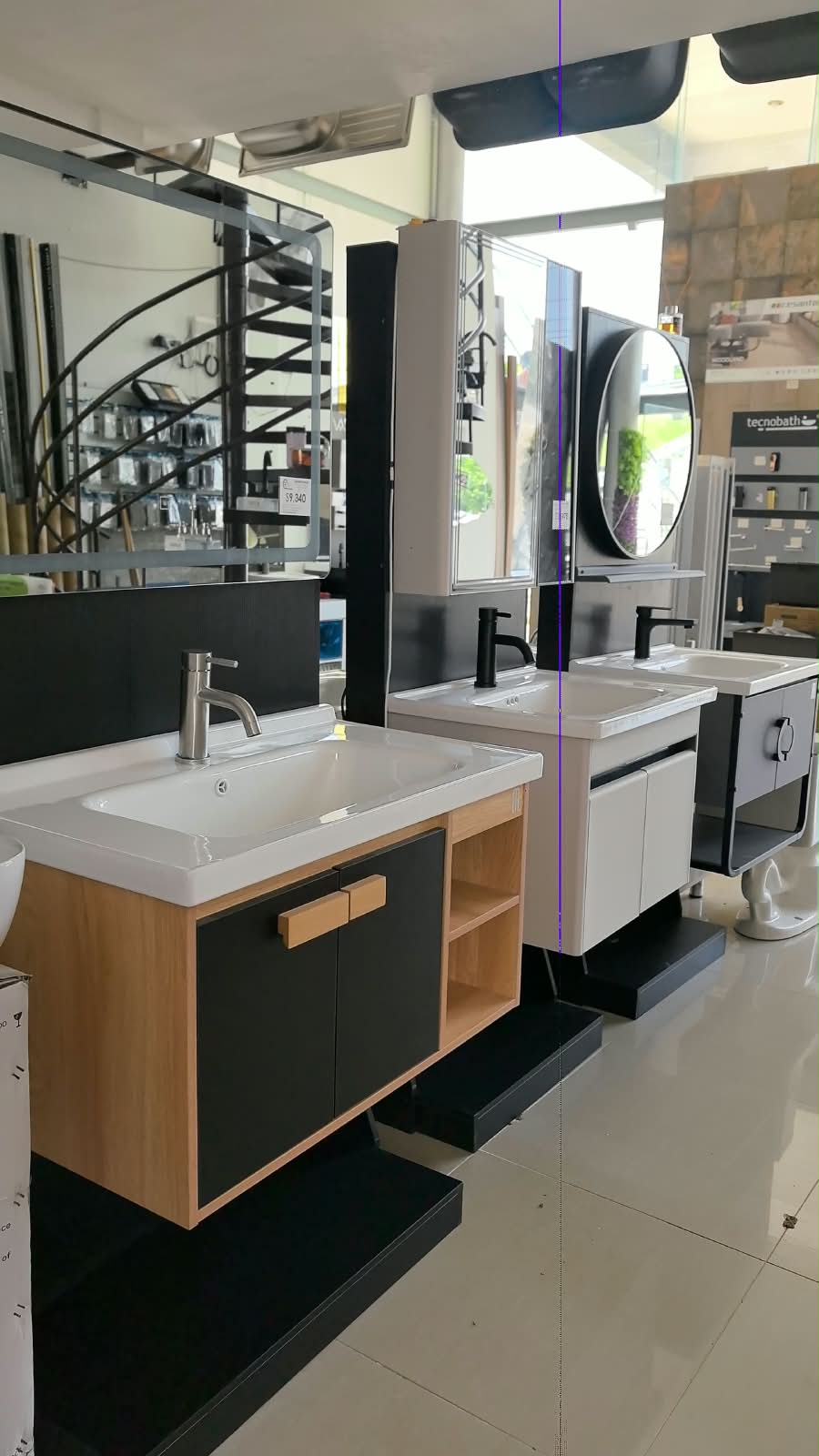Muebles de baño en exhibición disponible en tienda